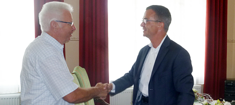 Staatssekretär Albrecht Gerber (rechts) gratuliert Dieter Eipel
