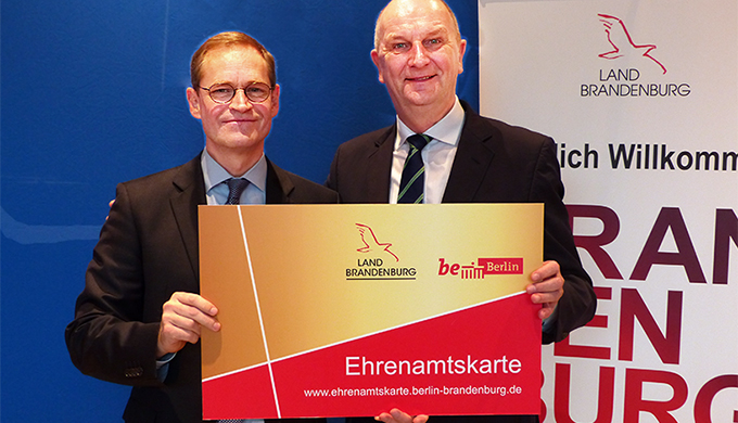  Michael Müller und Dietmar Woidke präsentieren die neue, gemeinsame Ehrenamtskarte (Foto: brandenburg.de)