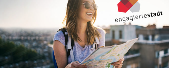 Happy young woman with a city map and a backpack travelling, Foto: Adobe Stock