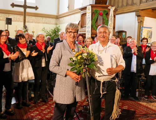 „Mit Liebe zur Musik“ – Ministerin Schneider ehrt Chorleiter Michael Zumpe für jahrzehntelangen Einsatz