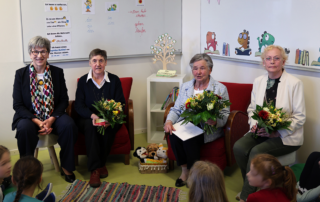 Ministerin Kathrin Schneider bei den „Lese-Omis“ in der Grundschule in Werbig. (Bild: Stk Brandenburg / Silvia Pothmann)