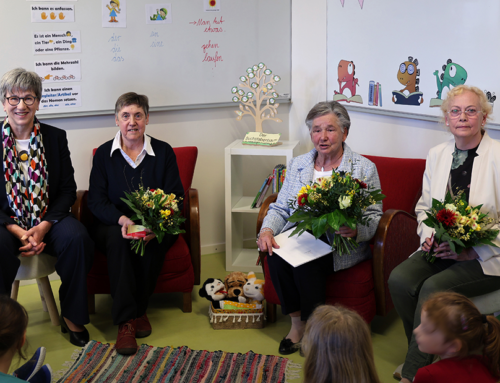 Ehrenamt des Monats: Ministerin Schneider zeichnet „Lese-Omi“ Gerda Kleinrensing aus