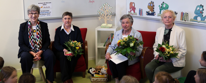 Ministerin Kathrin Schneider bei den „Lese-Omis“ in der Grundschule in Werbig. (Bild: Stk Brandenburg / Silvia Pothmann)