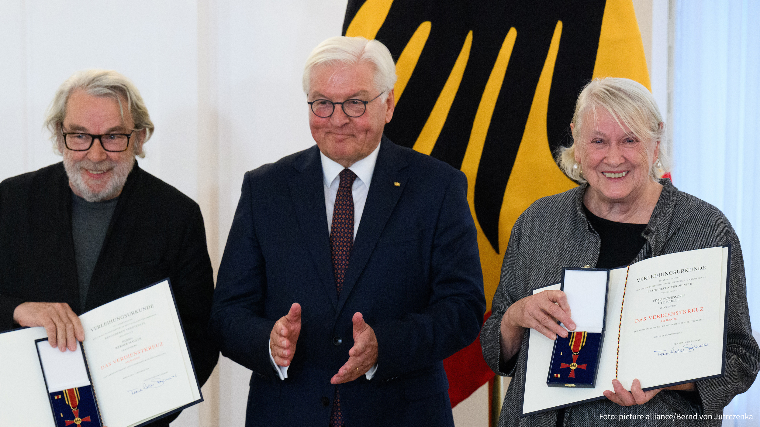  Ute Mahler und Werner Mahler aus Oranienburg (Brandenburg) werden von Bundespräsident Frank-Walter Steinmeier im Schloss Bellevue der Verdienstorden der Bundesrepublik Deutschland verliehen. Bundespräsident Steinmeier zeichnet zum Tag der Deutschen Einheit 28 Bürgerinnen und Bürger mit dem Bundesverdienstkreuz aus. Die 13 Frauen und 15 Männer setzen sich in herausragender Weise für die Werte der Demokratie ein.- Weniger lesen Foto: picture alliance/dpa | Bernd von Jutrczenka