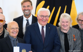 Bundespräsident Frank-Walter Steinmeier (M) steht nach der Verleihung der Verdienstorden der Bundesrepublik Deutschland im Schloss Bellevue mit den Preisträgern Barbara Honigmann (l-r), Toni Krahl, Lorenzo Annese, Jürgen Klopp sowie Ute Mahler und Werner Mahler zusammen. Bundespräsident Steinmeier zeichnet zum Tag der Deutschen Einheit 28 Bürgerinnen und Bürger mit dem Bundesverdienstkreuz aus. Die 13 Frauen und 15 Männer setzen sich in herausragender Weise für die Werte der Demokratie ein. Foto: picture alliance/dpa | Bernd von Jutrczenka