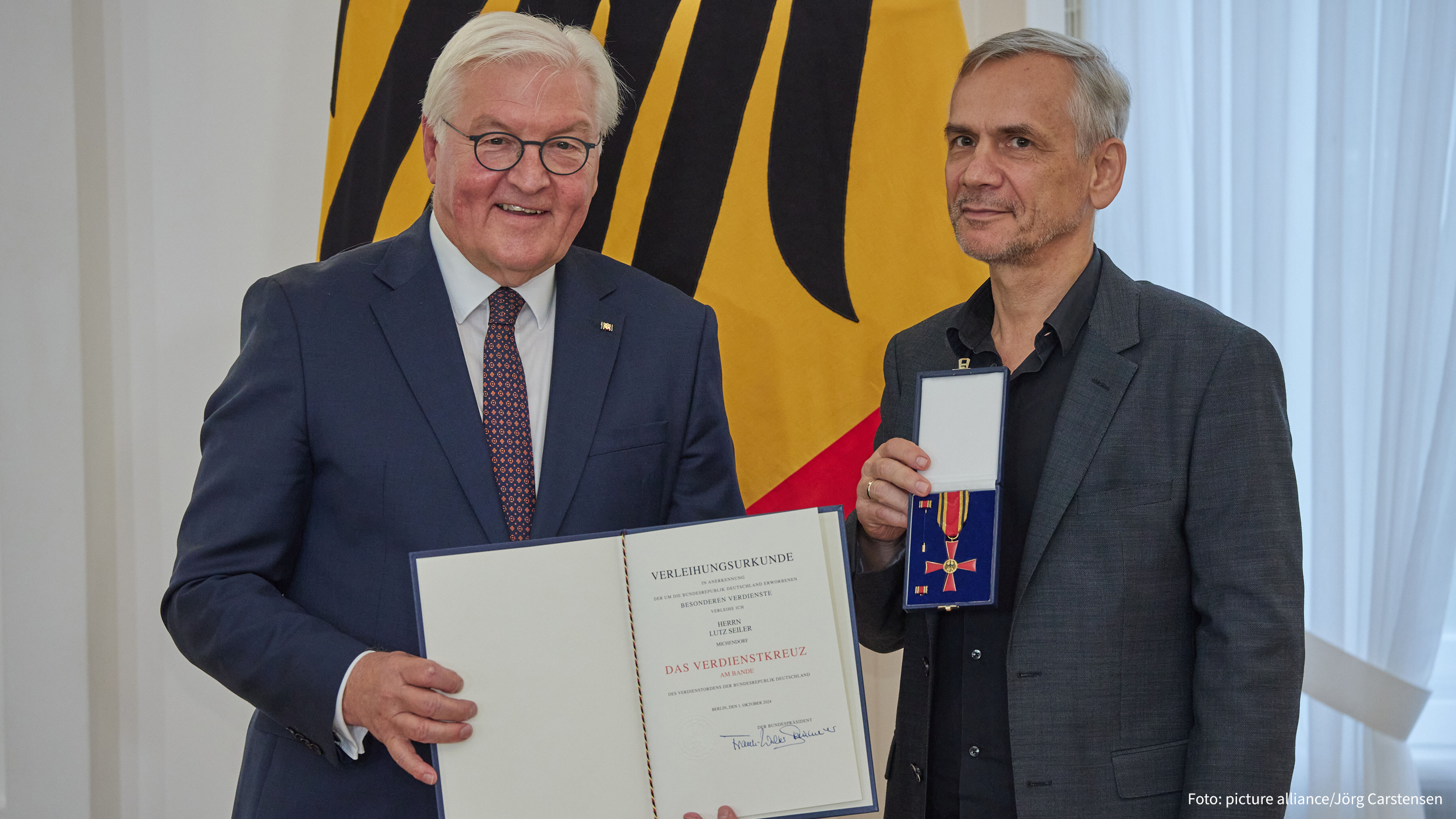  Der Schriftsteller Lutz Seiler wird von Bundespräsident Steinmeier im Schloss Bellevue der Verdienstorden der Bundesrepublik Deutschland verliehen. Bundespräsident Steinmeier zeichnet zum Tag der Deutschen Einheit 28 Bürgerinnen und Bürger mit dem Bundesverdienstkreuz aus. Die 13 Frauen und 15 Männer setzen sich in herausragender Weise für die Werte der Demokratie ein.- Weniger lesen Foto: picture alliance / Jörg Carstensen