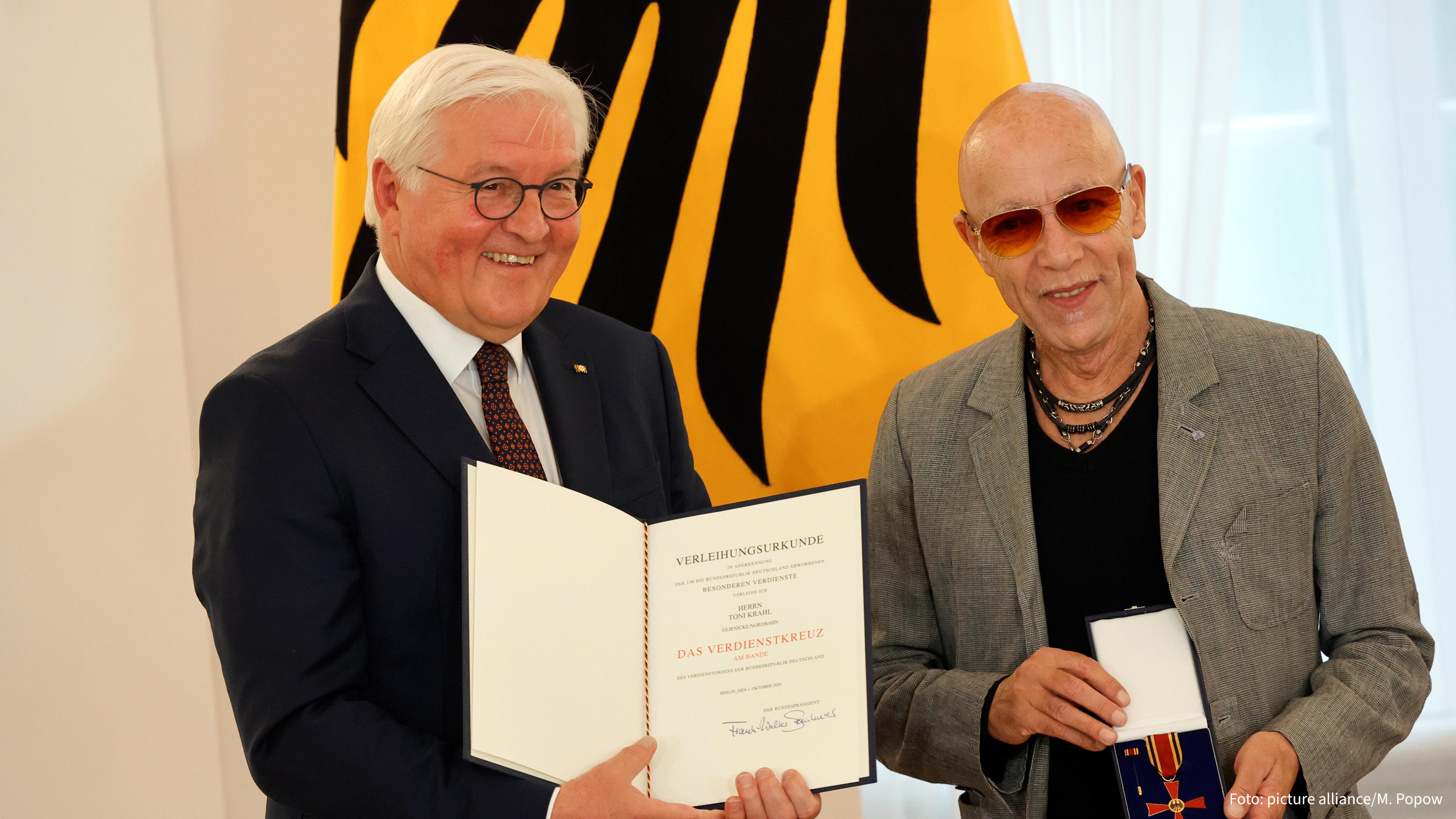  Bundespräsident Frank-Walter Steinmeier, Toni Krahl, Deutschland, Berlin, Schloss Bellevue, Ordensverleihung des Bundespräsidenten zum Tag der Deutschen EinheitFoto: picture alliance/ Metodi Popow | M. Popow