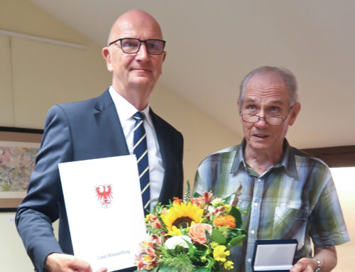 „Mann der guten Taten“ – Woidke verleiht an Bernd Fischer die Verdienstmedaille des Landes