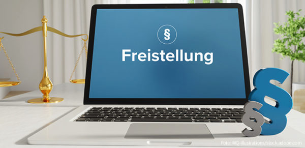 Freistellung – Recht, Gesetz, Internet. Laptop im Büro mit Be