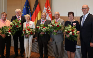 Gruppenfoto der Ausgezeichneten bei der Verleihung des Landesverdienstorderns 2025