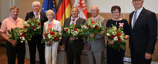 Gruppenfoto der Ausgezeichneten bei der Verleihung des Landesverdienstorderns 2025