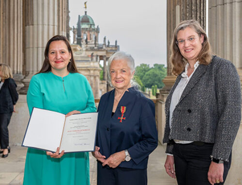 Ministerin Schüle übergibt Bundesverdienstkreuz an Brandenburger Erziehungswissenschaftlerin